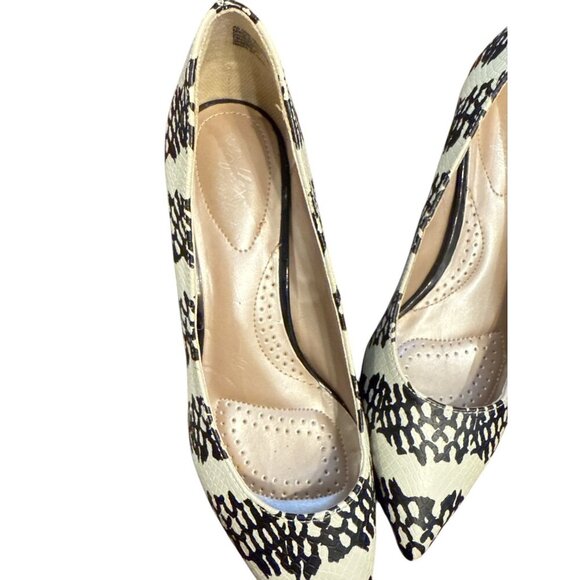 Dexflex Comfort Ivory Black Point Toe Kitten Heels Pumps Size 7 1/2 Pre-Own EUC - Picture 5 of 8